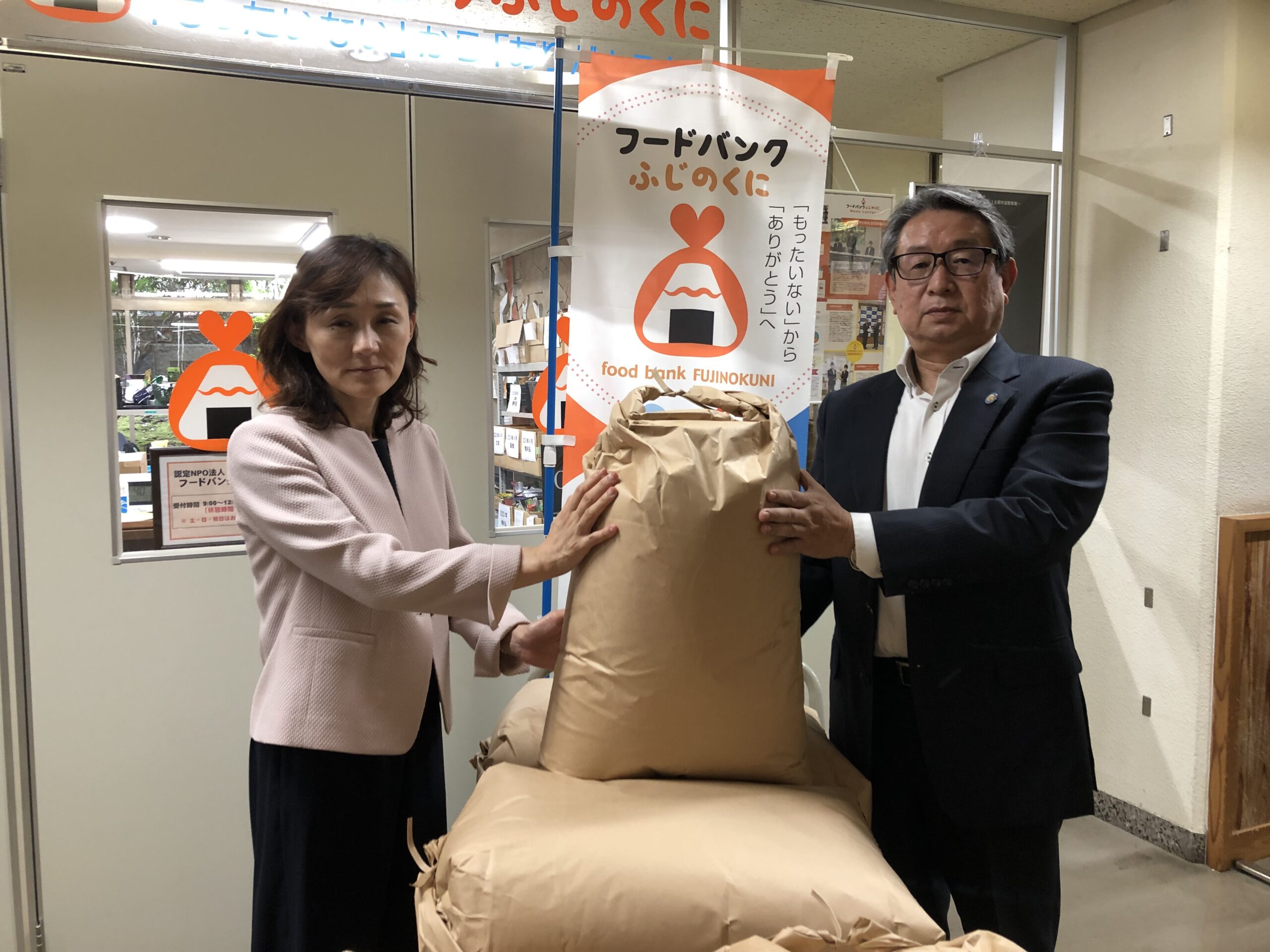株式会社ヨシケイからたくさんのお米を寄贈していただきました。